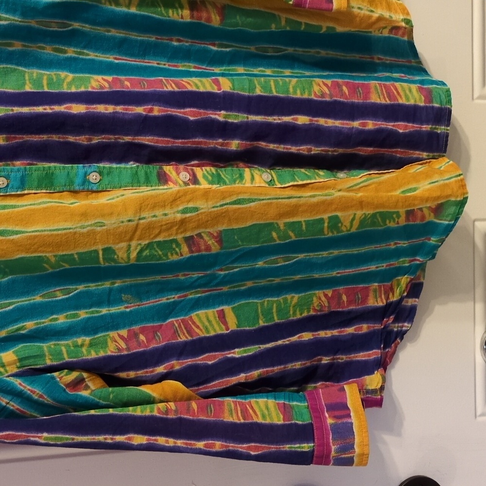 Access Your Fashionista with the Vibrant EUC Lauren Ralph Lauren Vintage Top - Picture 2 of 10